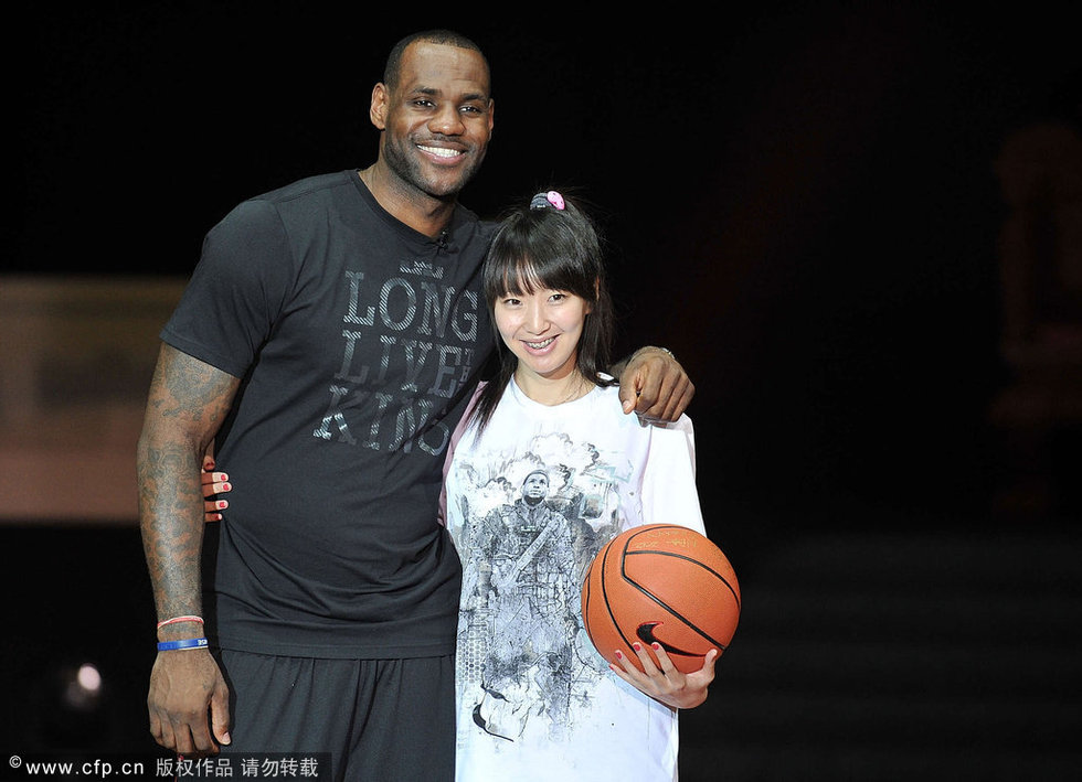 包含詹姆斯获称赞为孩子们捐助数百万美元的词条