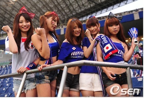 巴拉圭排球队员团结合作赢得比赛