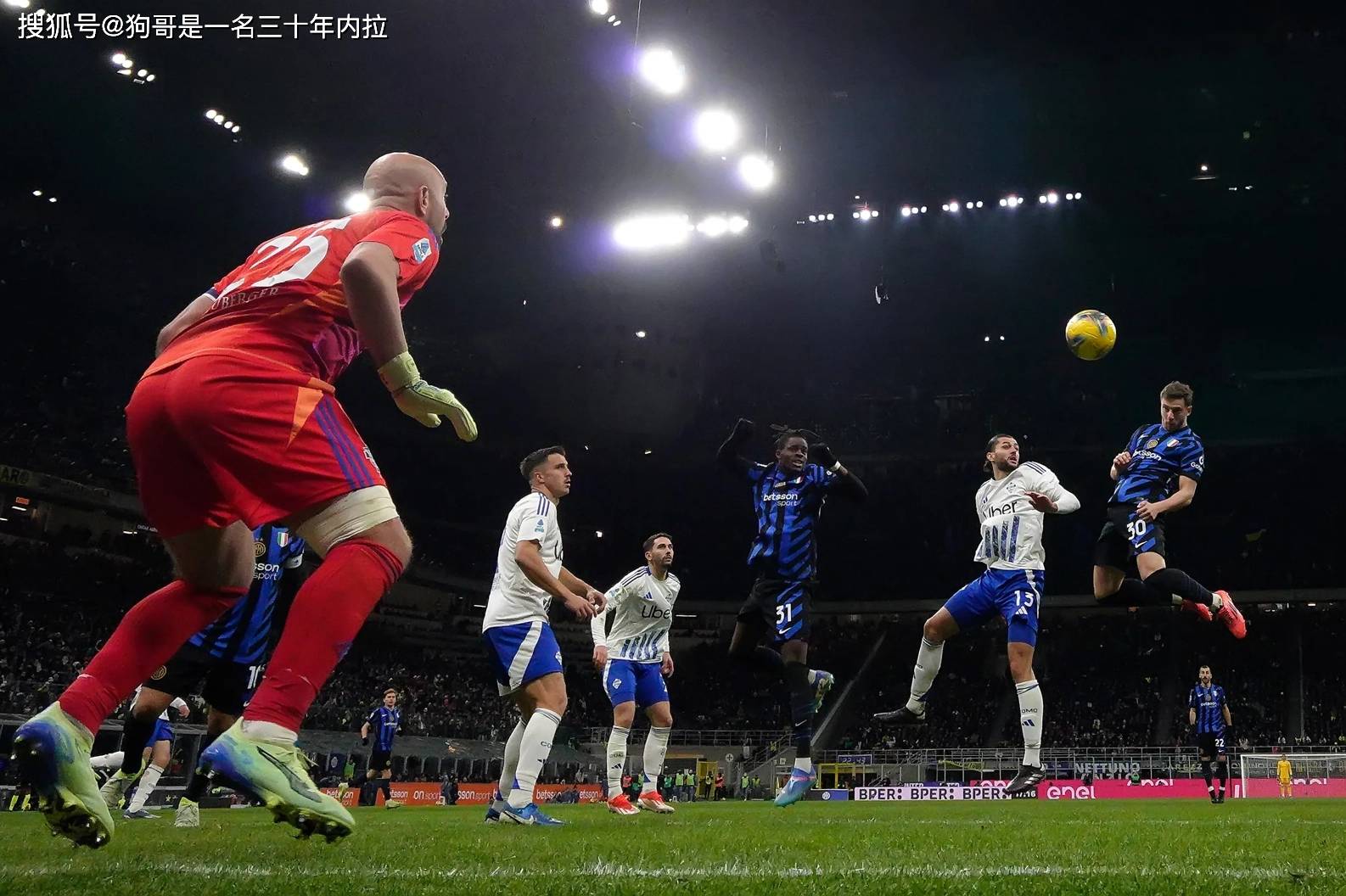 世俱杯冠军-国米中场球员禁区内手球犯规，送点罚球被对手扳平的简单介绍