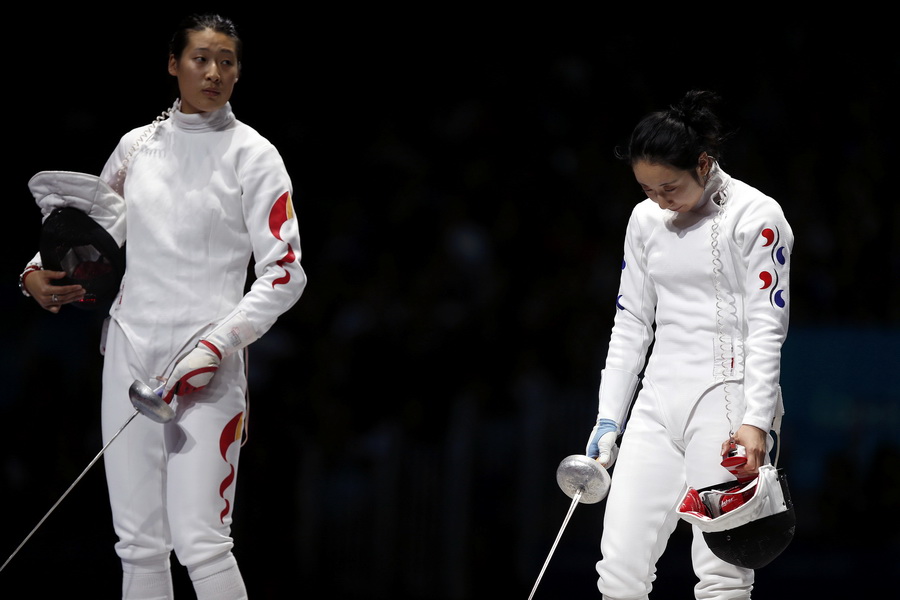 韩国击剑选手击败对手，取得胜利