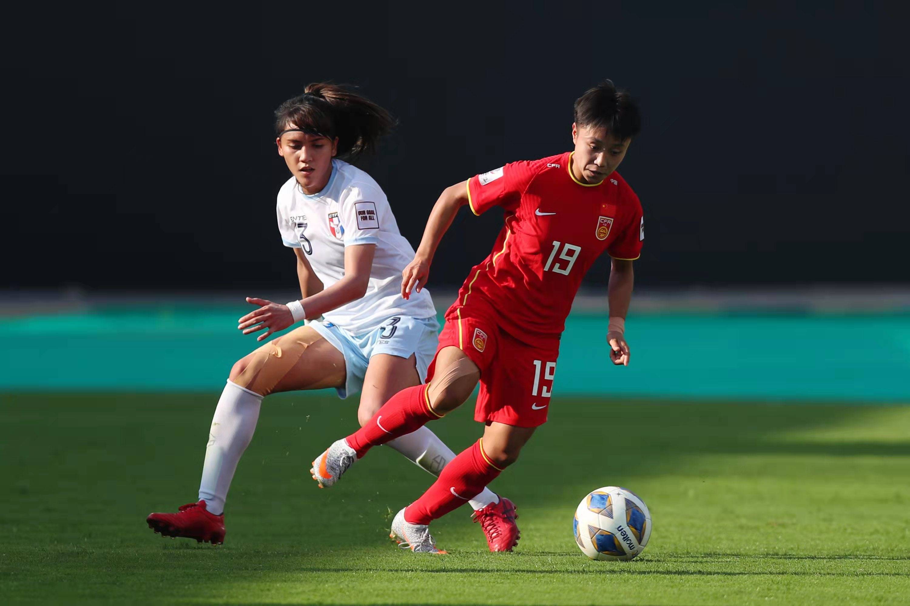 足球女运动员们在比赛中展现出色表现，引发社会关注