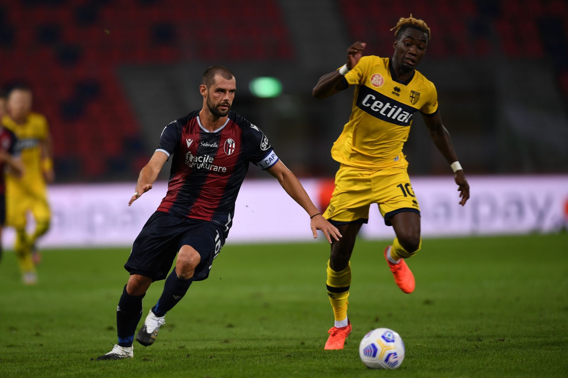 世俱杯分组-博洛尼亚球队迎来一场惊险胜利，全队庆祝