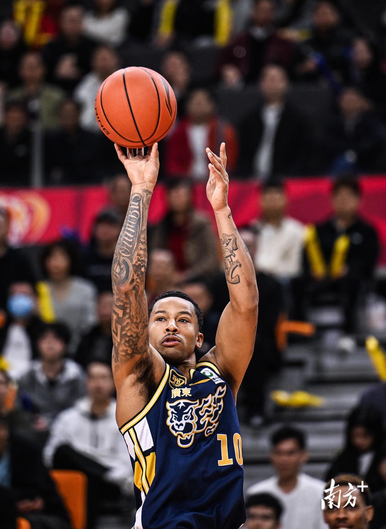 辽宁队客场大胜，球队气势如虹继续领跑的简单介绍