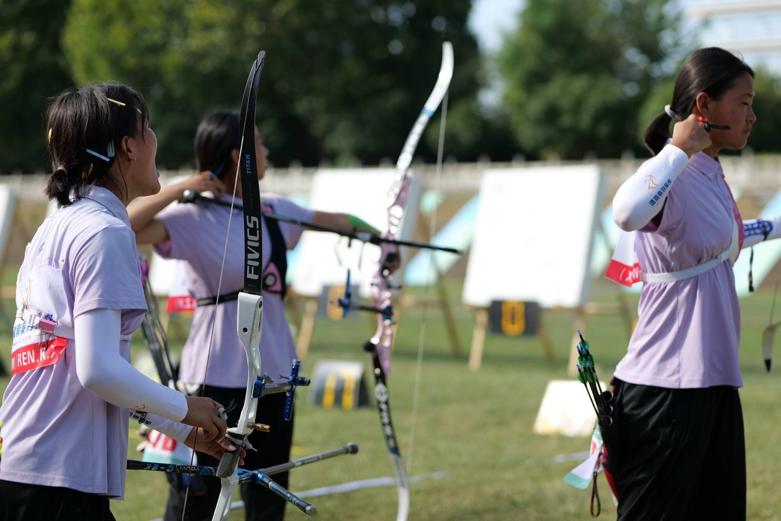 射箭选手箭无虚发，以精准射中荣耀的简单介绍