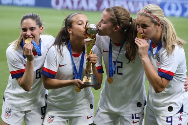 世俱杯决赛-荷兰队主场擒敌，向卫冕之门迈进