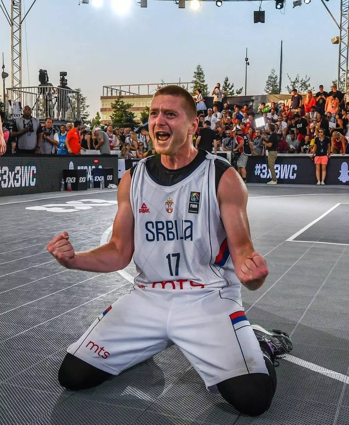 荷兰队主场擒敌，向卫冕之门迈进