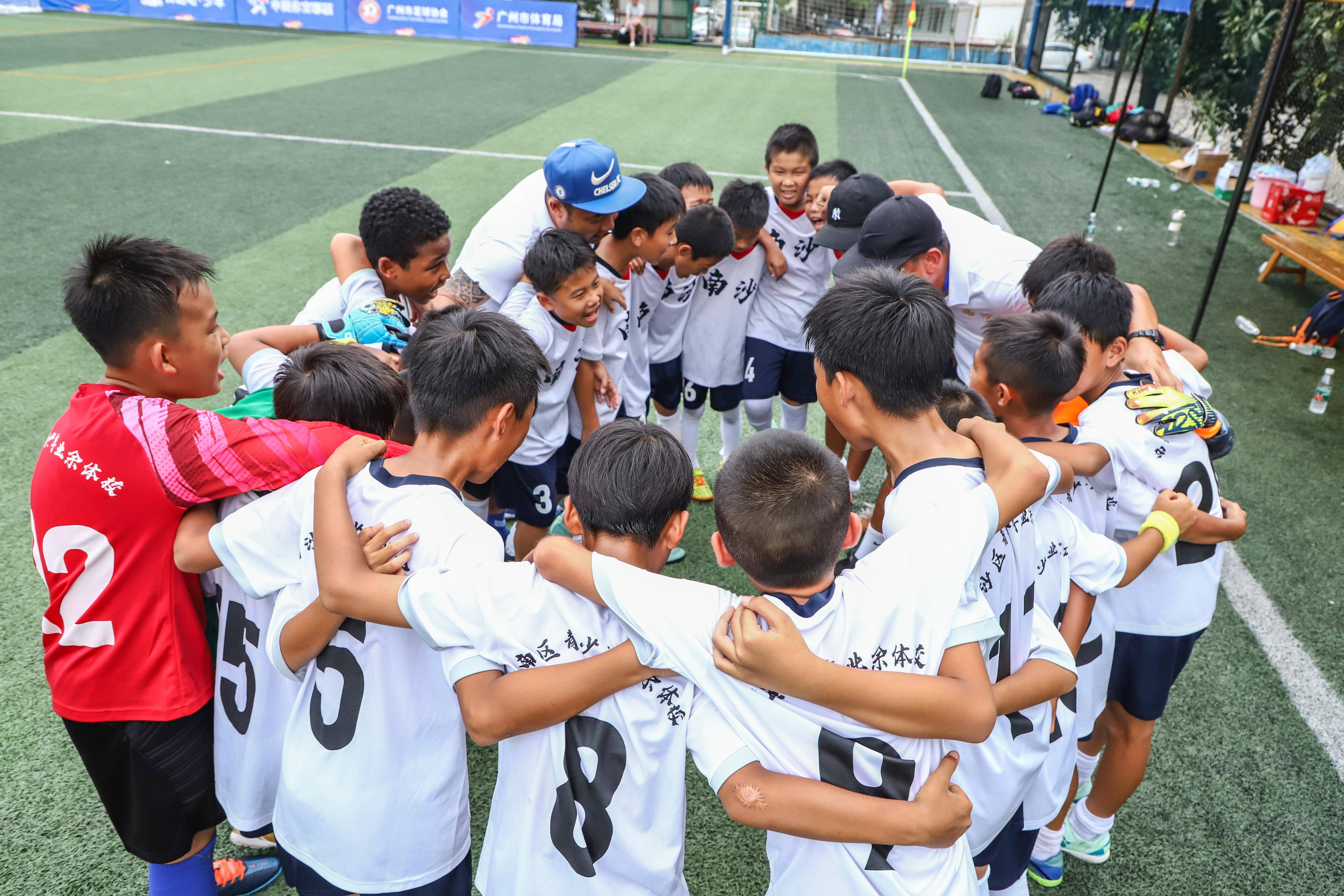 青少年足球比赛中的亮点集锦