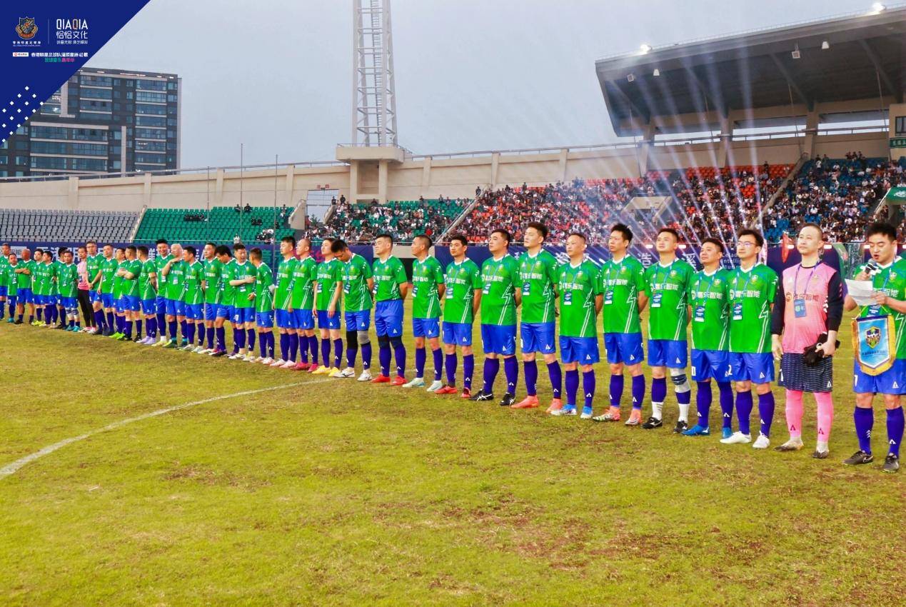 包含足球队员协作默契，闪耀绿茵场的词条