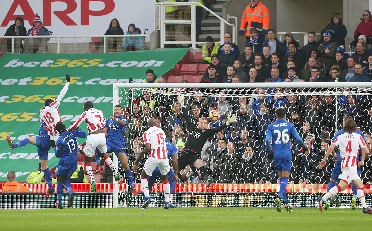 足球竞技场上的较量，铁血搏杀