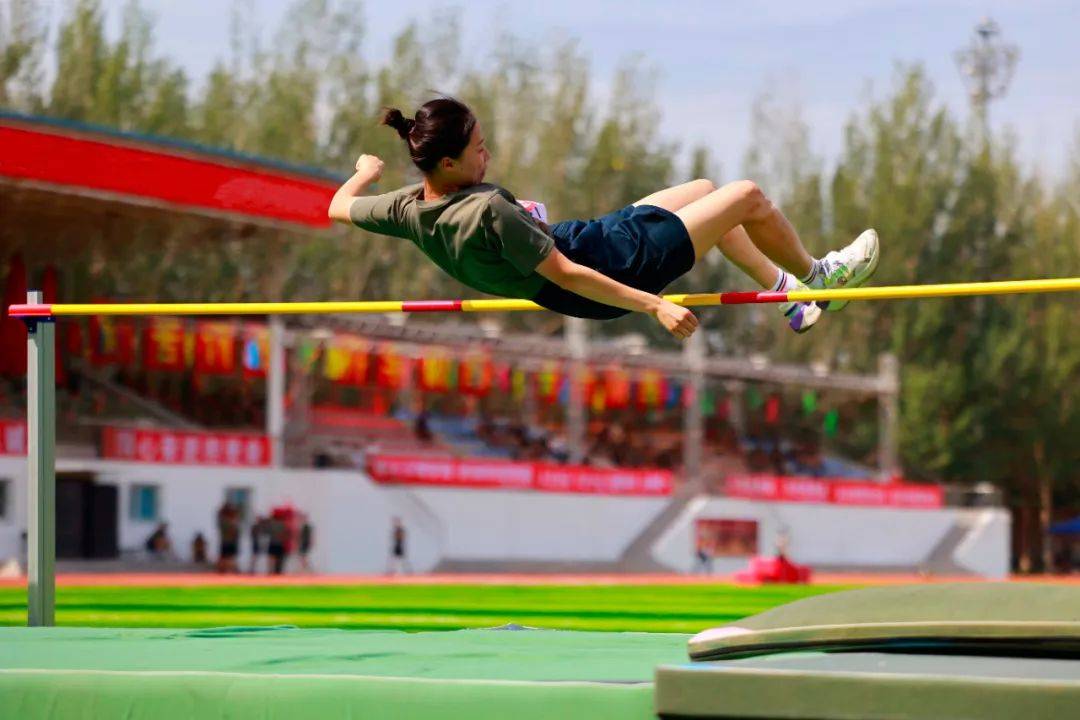 跳高赛现场：飞身空中，突破极限的简单介绍