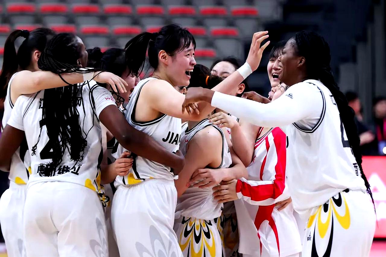 世俱杯决赛-WNBA总决赛第二场比赛精彩上演，谁能笑到最后