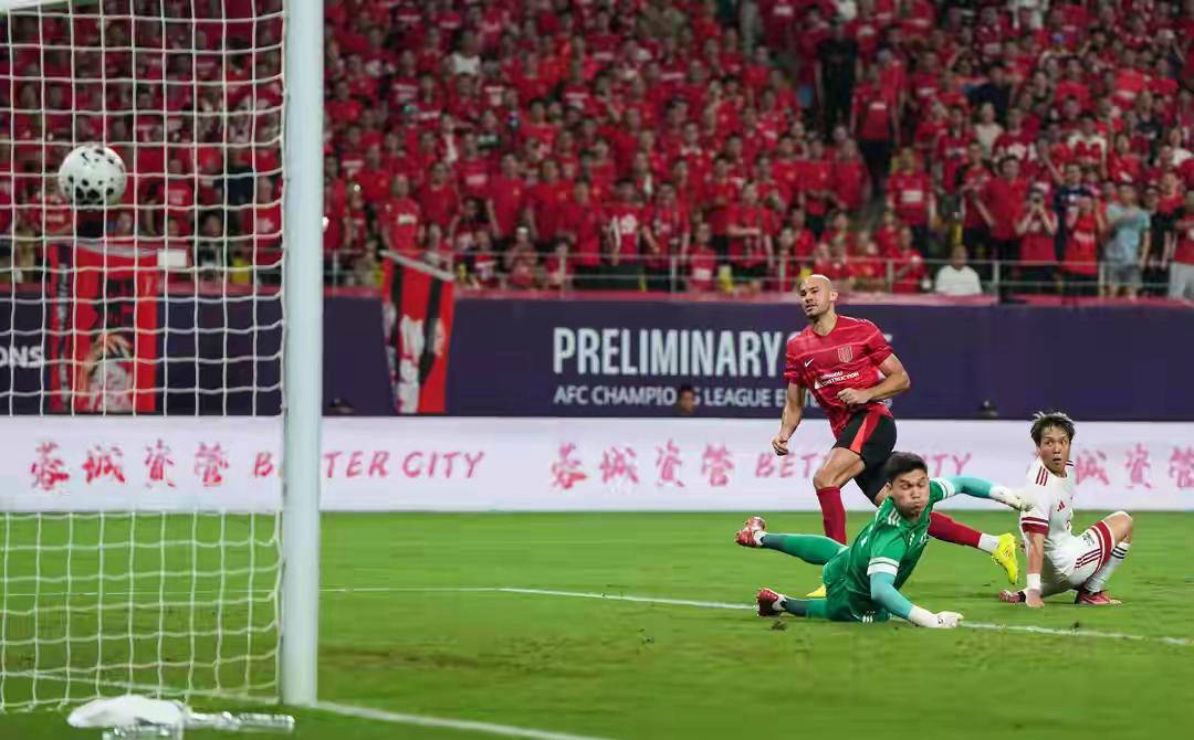 亚冠联赛中球队在激烈较量后获得胜利晋级