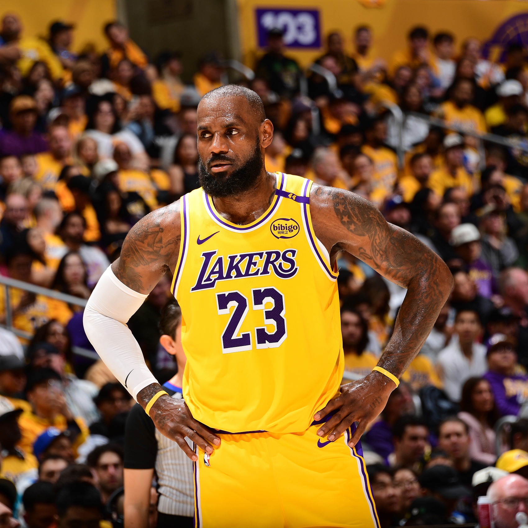 世俱杯改制-湖人客场击败火箭，詹姆斯砍下全队最高34分