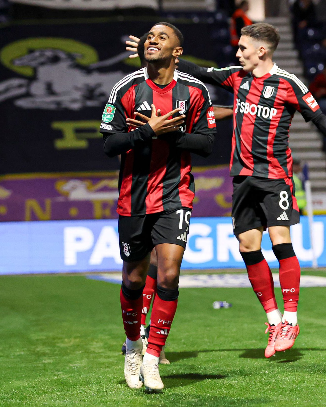 西汉姆联中场发挥耀眼，为球队贡献进球